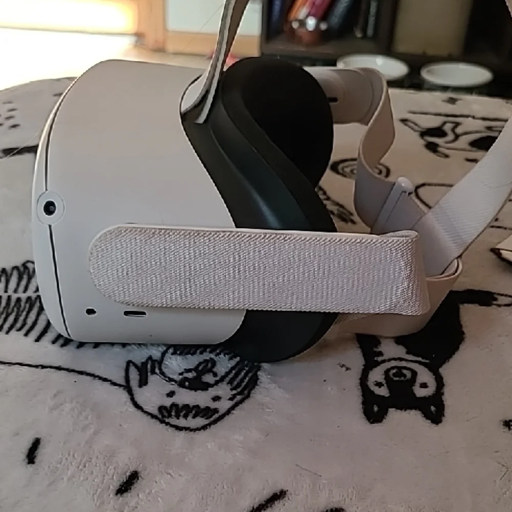 Advanced White VR Headset for Immersive Experiences